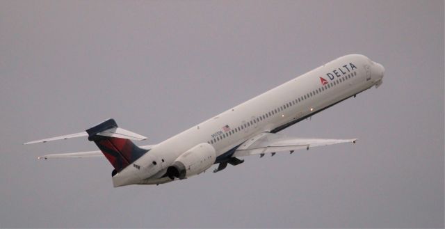 McDonnell Douglas MD-90 (N917DN)