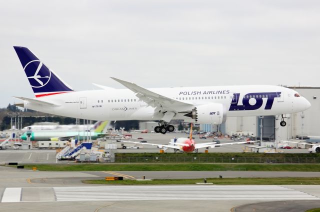 Boeing 787-8 (SP-LRC) - LOT Polish Airlines SP-LRC landing at Paine Field after a test flight April 1, 2013.