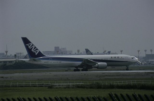 BOEING 767-300 (JA8275) - Departure at Narita Intl Airport Rwy16 on 1988/07/09