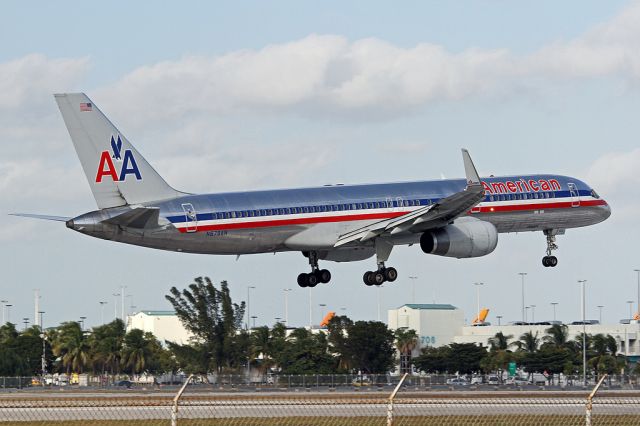 Boeing 757-200 (N679AN) - Landing at Miami.