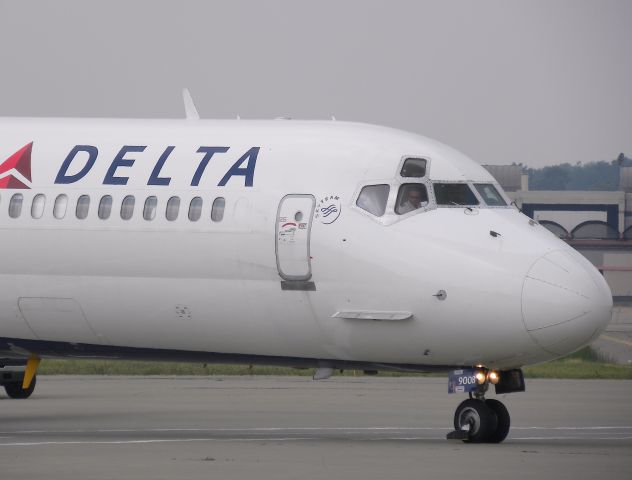 McDonnell Douglas MD-88 (N908DE)