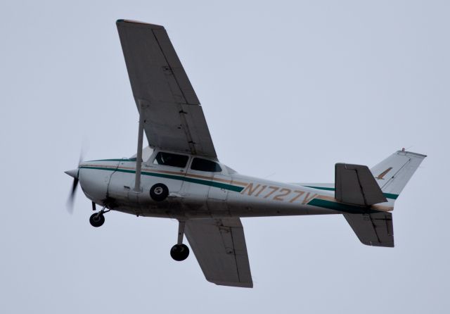 Cessna Skyhawk (N1727V) - Take off runway 08