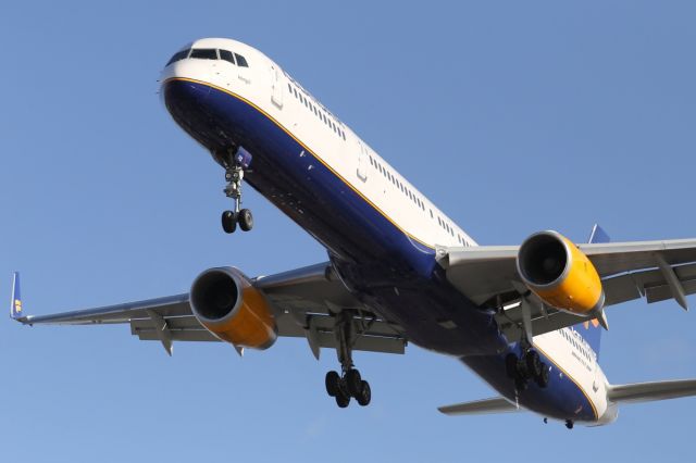 BOEING 757-300 (TF-FIX) - Iceland Air B757-300, approaching LHR.