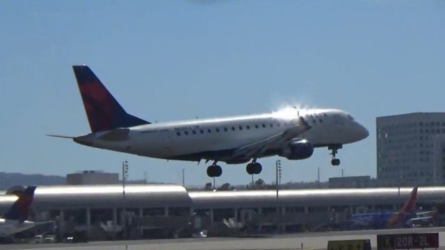 Embraer 175 (N626CZ) - Landing on Runway 20R after completing a 2 hour flight from Seattle 