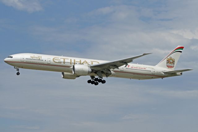 BOEING 777-300 (A6-ETB)