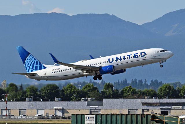 Boeing 737-900 (N69806)
