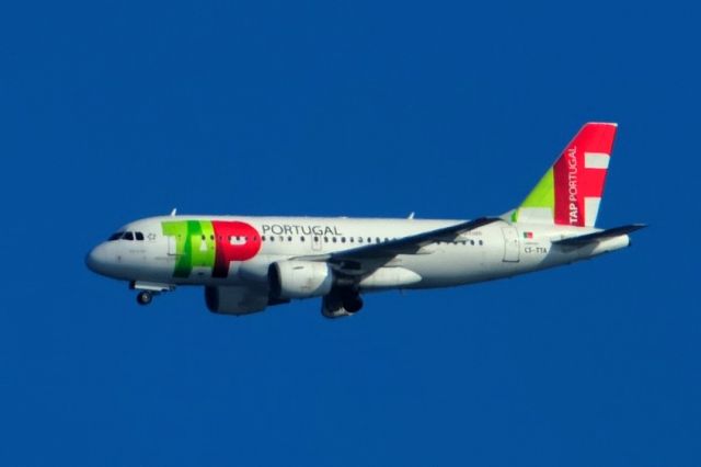 Airbus A319 (CS-TTA) - 2009 - Lowering gear