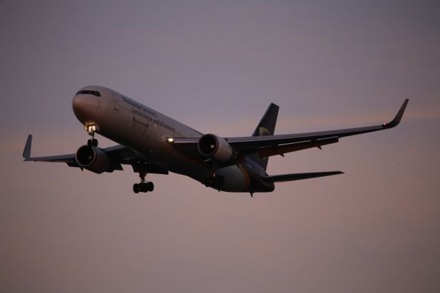 BOEING 767-300 (N329UP)