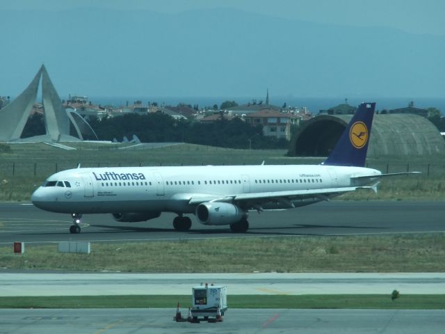 Airbus A321 (D-AIRH) - Na da schau her ... Lufthansa A321-100 D-AIRH vom Gate 224 des Airports IST aus fotografiert, vor der Kulisse der Hangars. Aufgenommen am 16.07.2013