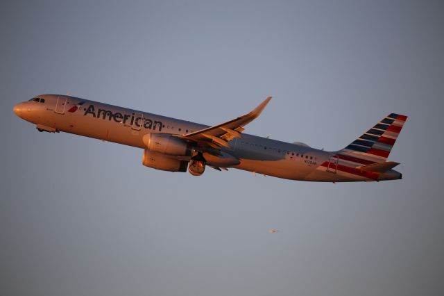 Airbus A321 (N128AN)