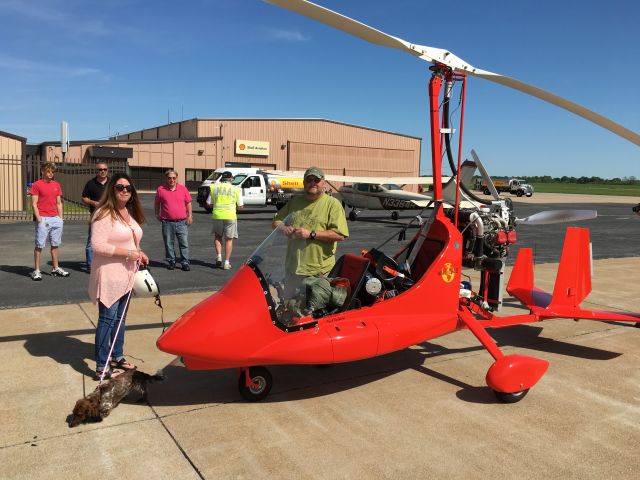 Experimental 100kts (N322MG) - Paul Salmon after arriving back at KCGI in his gyroplane "Missing Link II" N322MG.  He had just completed a new world record for "Distance without Landing in a Closed Course"  He flew a course from KCGI (Cape Girardeau, MO) to KGGG (Longview, TX) and back, a distance of 1,427 km. He completed it in 10 hours and 37 minutes