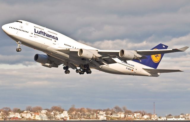 Boeing 747-400 (D-ABVN) - climbing out to Frankfurt - 33L