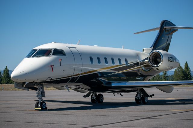 Bombardier Challenger 300 (N530FX) - See full image