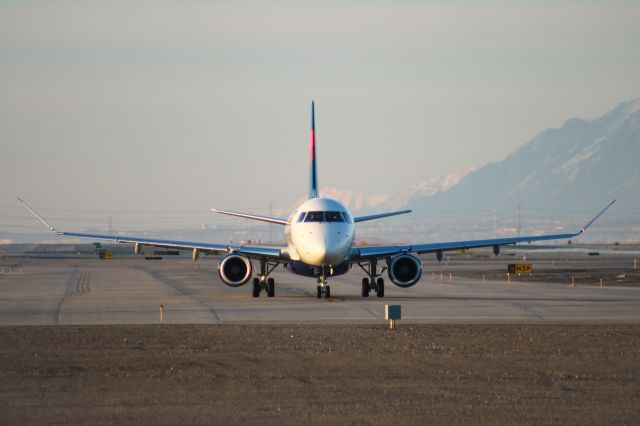 Embraer 175 (N308SY)