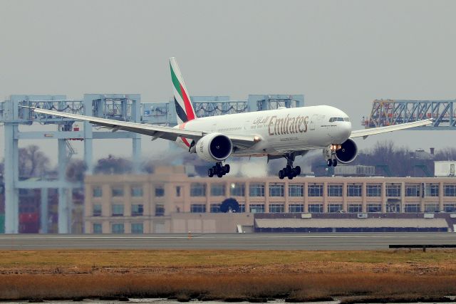 BOEING 777-300 (A6-EQA) - 'Emirates 237' from Dubai landing on 4R