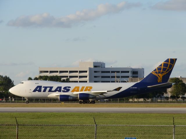 Boeing 747-400 (N475MC)