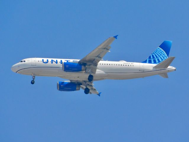 Airbus A320 (N465UA) - A United Airlines A320 on approach to Memphis International Airport 