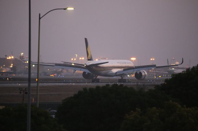 Airbus A350-900 (9V-SMY)