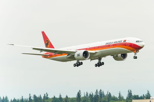 Boeing 777-200 (D2-TEI) - This TAAG Angola Boeing 777-3ER on its final approach at 16R at KPAE