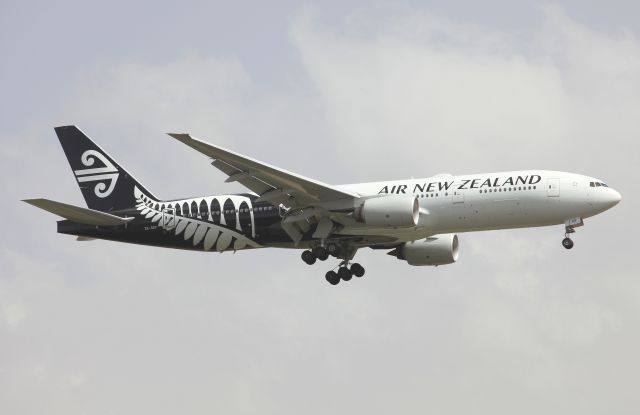 Boeing 777-200 (ZK-OKF) - On Approach to Rwy 25