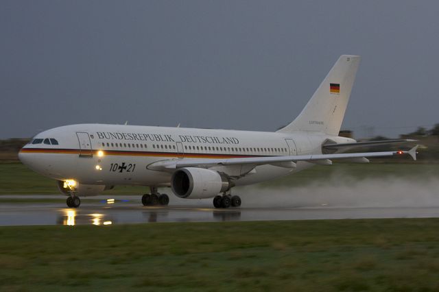 Airbus A300F4-200 (N1021)