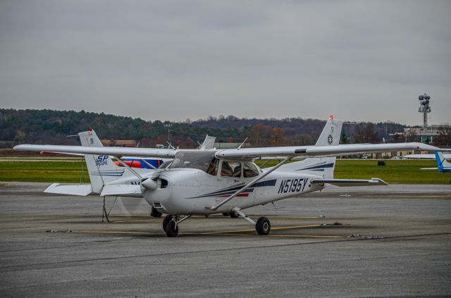 Cessna Skyhawk (N5195Y)