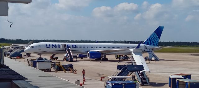 BOEING 757-300 (N75858) - N75858 the first ever Boeing 757-300 to enter Belize.