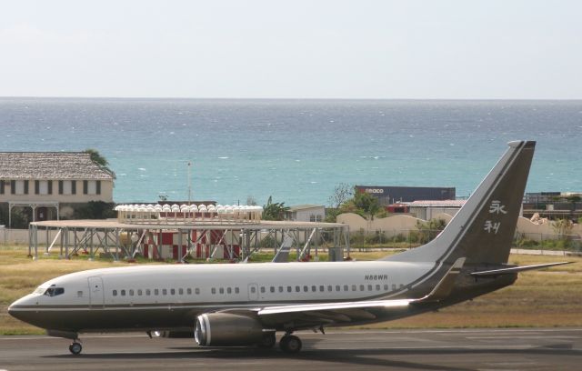 Boeing 737-700 (N88WR)