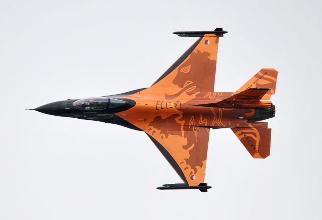 Lockheed F-16 Fighting Falcon (J015) - Royal Netherlands Air Force F16 demo team. F-16AM with special paint scheme