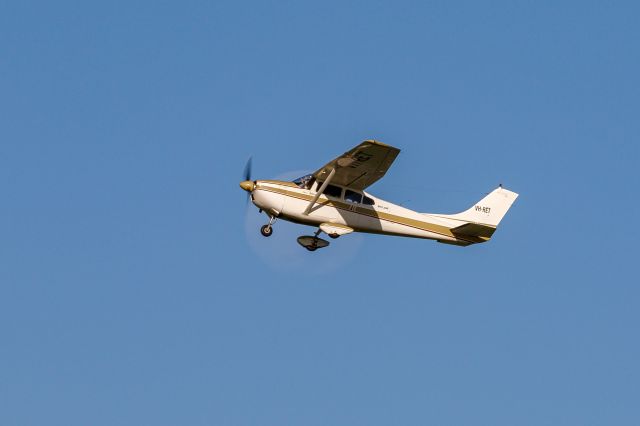 Cessna Skylane (VH-RET) - Crossing the moon yesterday.  Single exposure.
