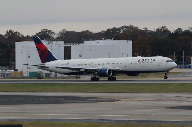 BOEING 767-400 (N825MH)