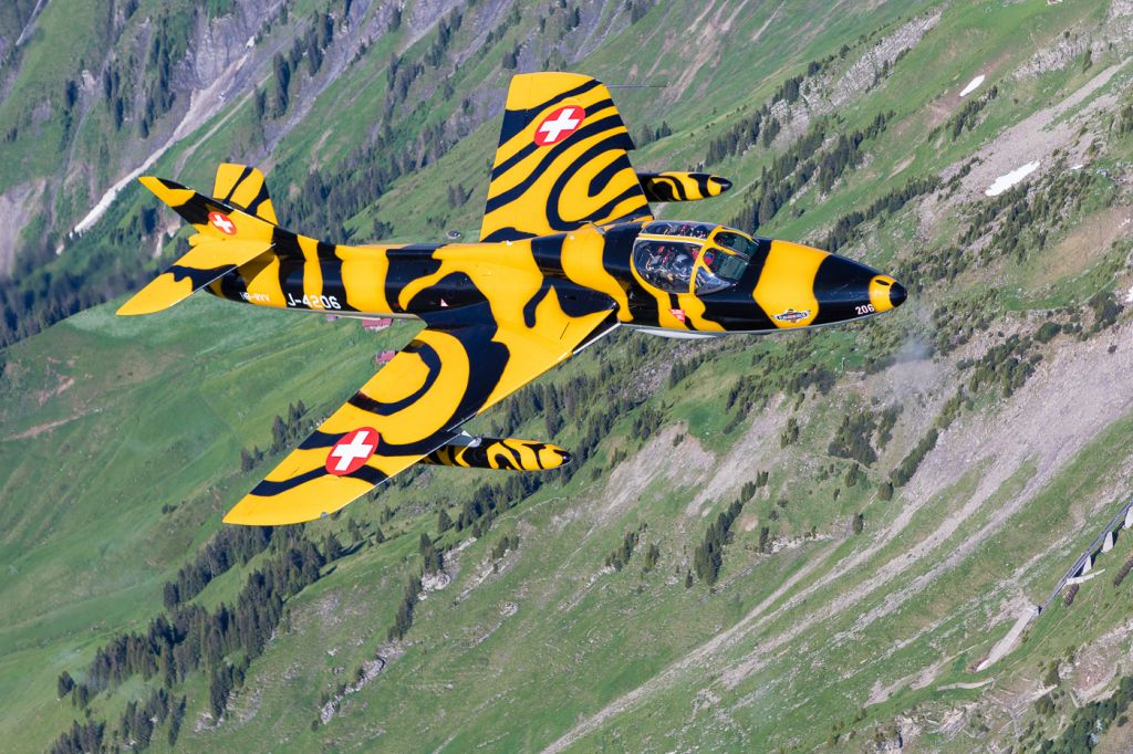 Hawker Hunter (HB-RVV) - Air2Air in the Siwss Alpes with the beautiful Hawker Hunter T.Mk.68 "Double Victory"