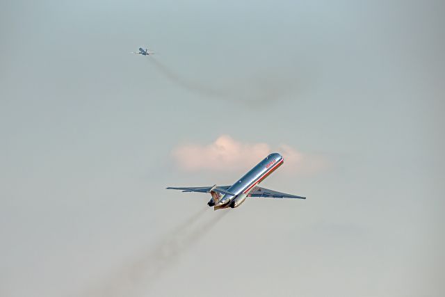 McDonnell Douglas MD-83 —