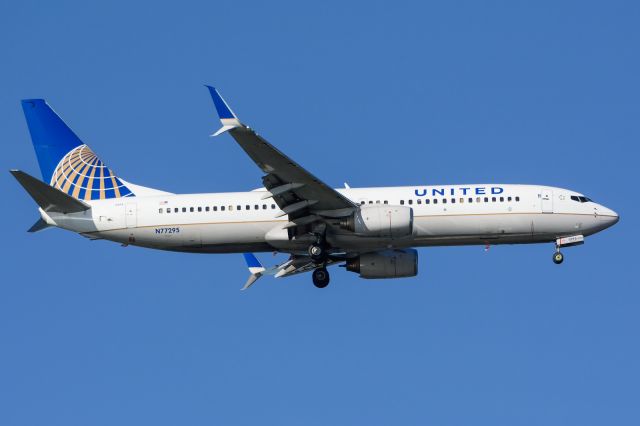 Boeing 737-800 (N77295) - On final RWY 1L on 1/17/2015 inbound from KEWR.