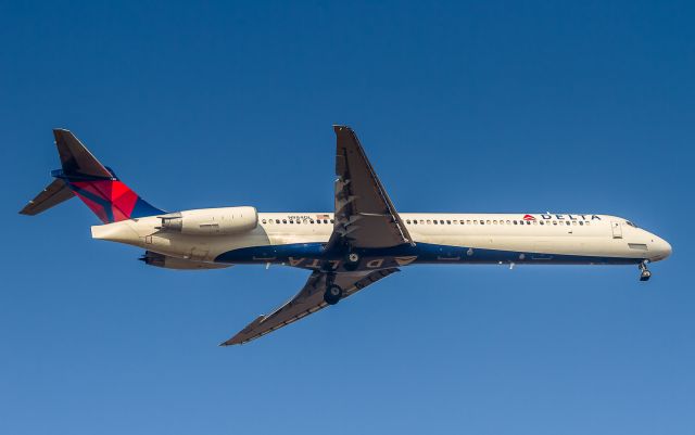 McDonnell Douglas MD-88 (N984DL) - First pass at the landing resulted in a go-around for this Delta MD88, too high on the approach.