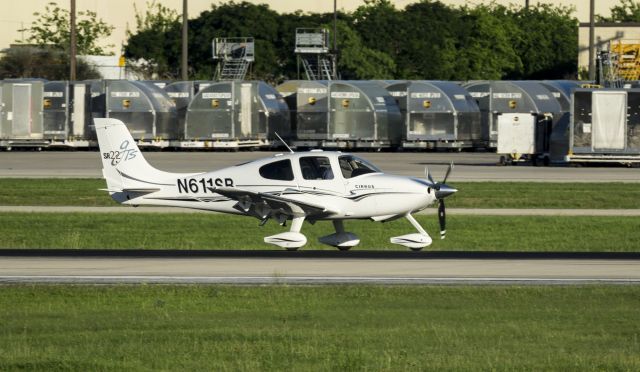 Cirrus SR-22 (N611SB) - Landing 22