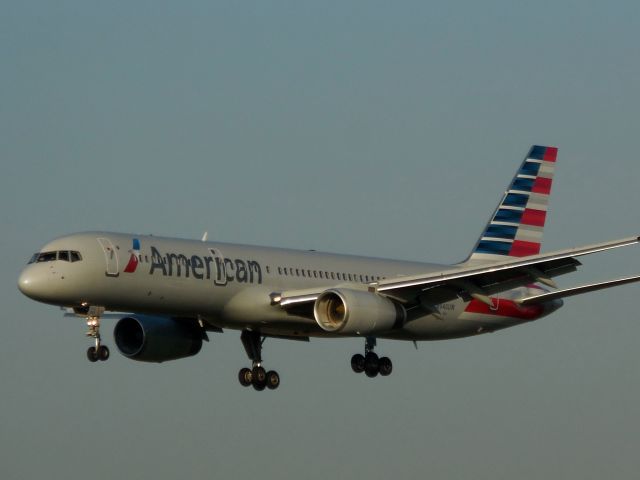 Boeing 757-200 (N940UW)