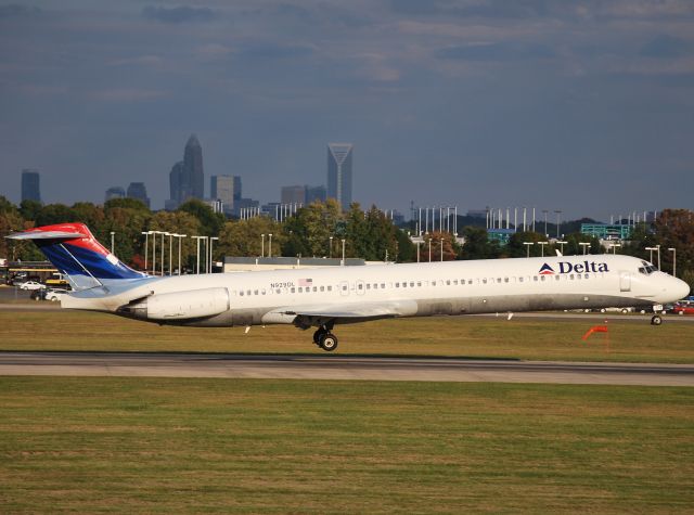 McDonnell Douglas MD-88 (N929DL) - Arriving 18C at KCLT - 10/24/10