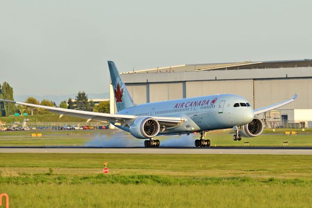 Boeing 787-8 (C-GHQY)