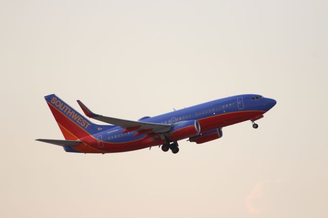 Boeing 737-700 (N240WN)
