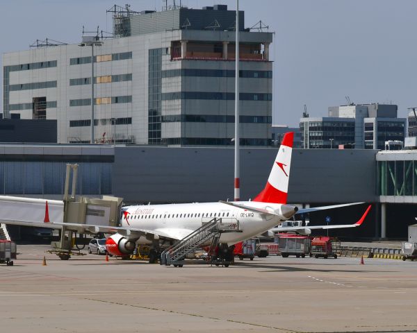 EMBRAER 195 (OE-LWQ) - Airlines Embraer ERJ-195LR OE-LWQ in Amsterdam 