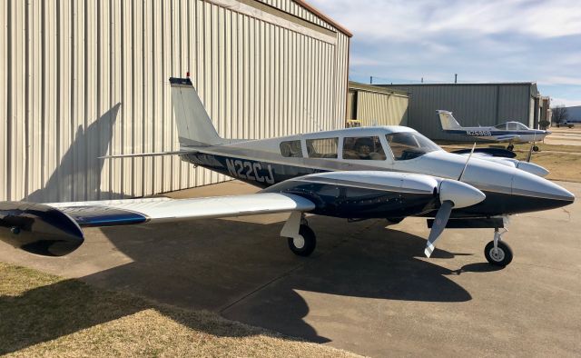 Piper PA-30 Twin Comanche (N22CJ)