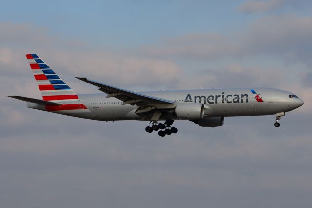 Boeing 777-200 (N759AN) - American - N759AN - Arriving KDFW 02/16/2014