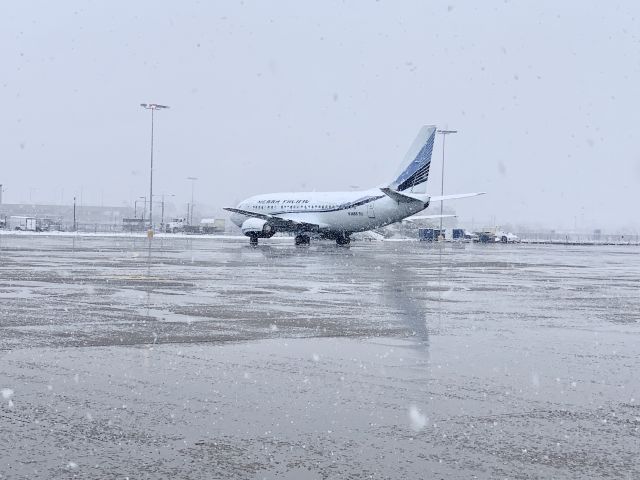 Boeing 737-500 (N708S)