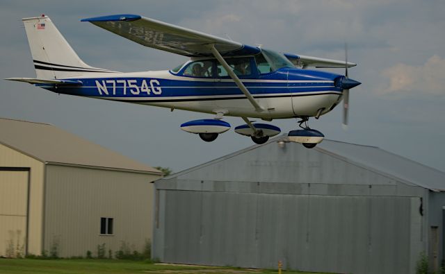 Cessna Skyhawk (N7754G) - Sat 7/24/21 flyby for the cameras!