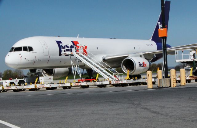 Boeing 757-200 (N947FD) - At the FedEx Cargo ramp in Allentown, PA. (KABE)