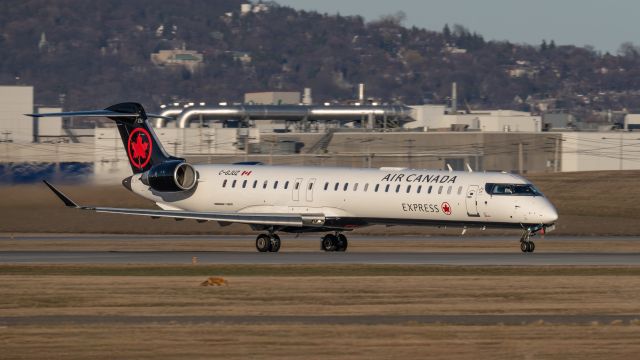 Canadair Regional Jet CRJ-900 (C-GJUZ) - Preparing for take off under supervision of Mr Fox