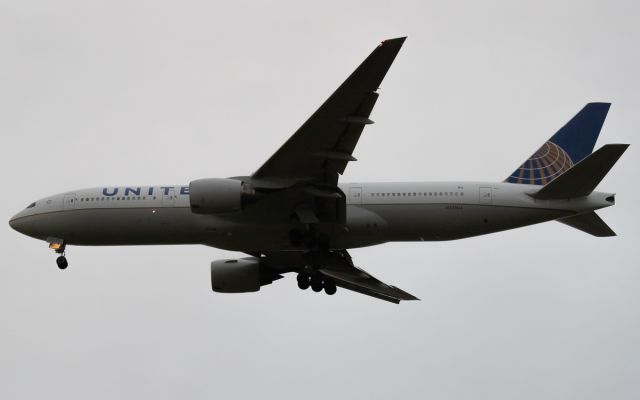 Boeing 777-200 (N223UA)