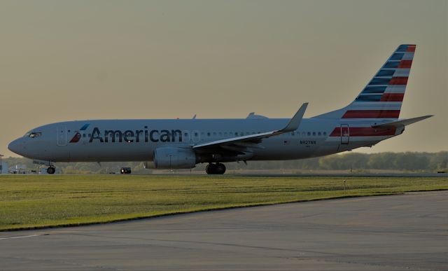 Boeing 737-800 (N927NN) - Boeing 737-800 WAITING TO TAKE OFF 10/8/23 5:50PM