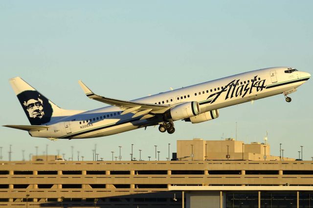 Boeing 737-900 (N306AS) - Alaska Boeing 737-990 N306AS on December 24, 2014. It first flew on March 22, 2001. Its construction number is 30014. It was delivered to Alaska on May 22, 2001. 